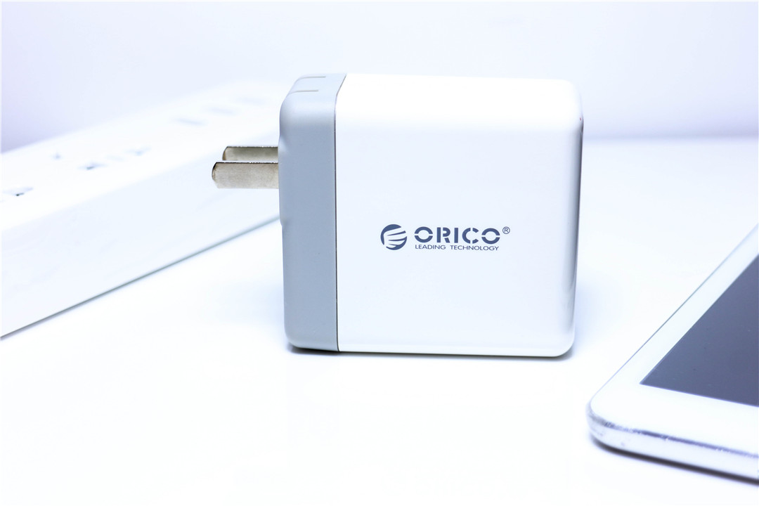 双口快速充电小钢炮，IPad也可2A满速充电