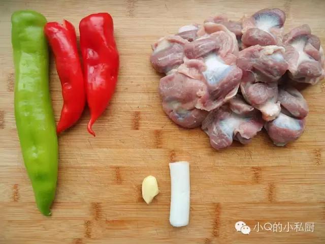 爆炒鸡胗的做法家常,辣椒爆炒鸡胗花