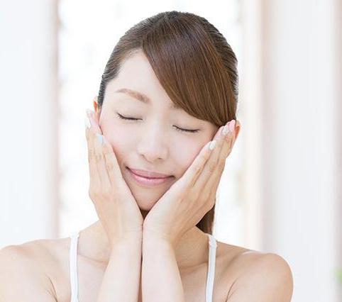 用盐水洗脸好还是用淘米水洗脸好,用盐水洗脸有什么作用