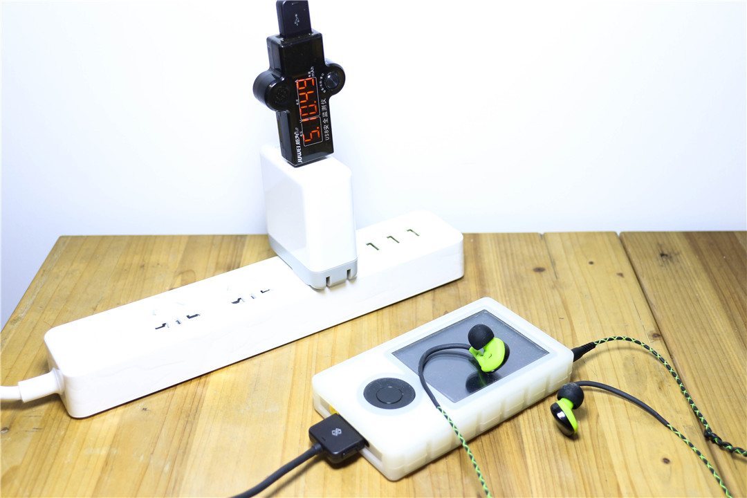 双口快速充电小钢炮，IPad也可2A满速充电