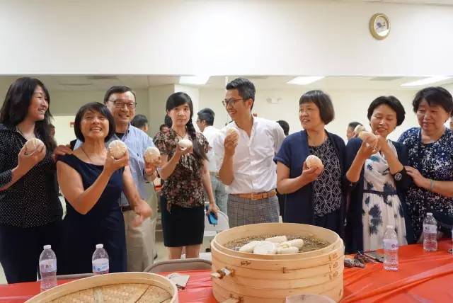 为了叫板美国汉堡，他把包子店开到哈佛大学，一年卖出3个亿