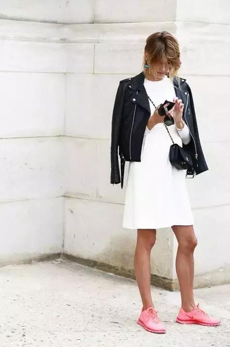 60岁阿姨都穿小白鞋，那我只好穿小粉鞋了