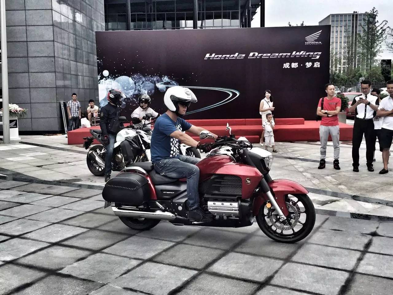 本田大排摩托车来成都开店，原来摩托还可以这么玩