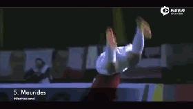 进球庆祝抓草皮吃被红牌罚下,庆祝进球之后被队友打