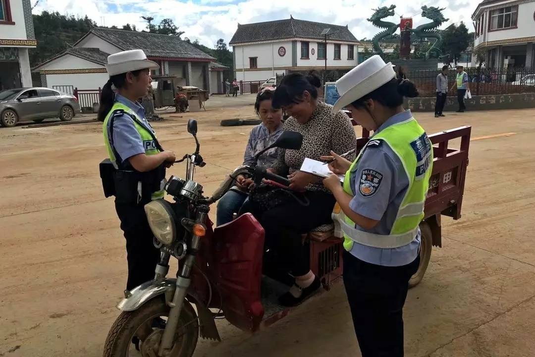 交警暑期违停车辆整治,交警暑期道路交通安全整治