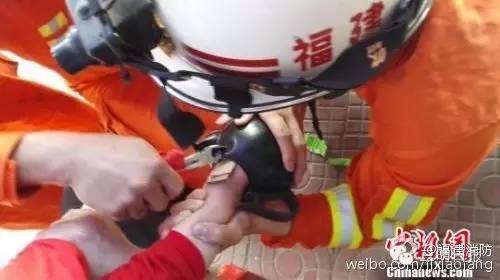 一熊孩子玩水管反被水管卡住,福建三明熊小孩