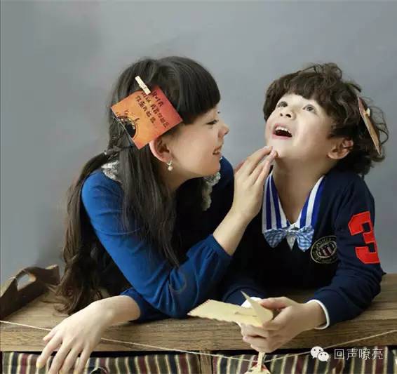 《天将雄狮》成龙的搭档小王子帅萌亮相!吕薇、赵忠祥节目现场吃西瓜