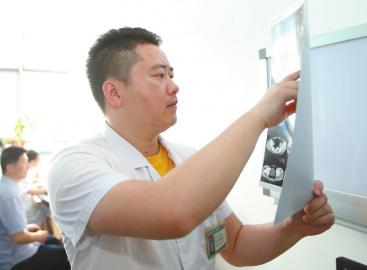 主动帮患者联系床位老外也爱找他看病