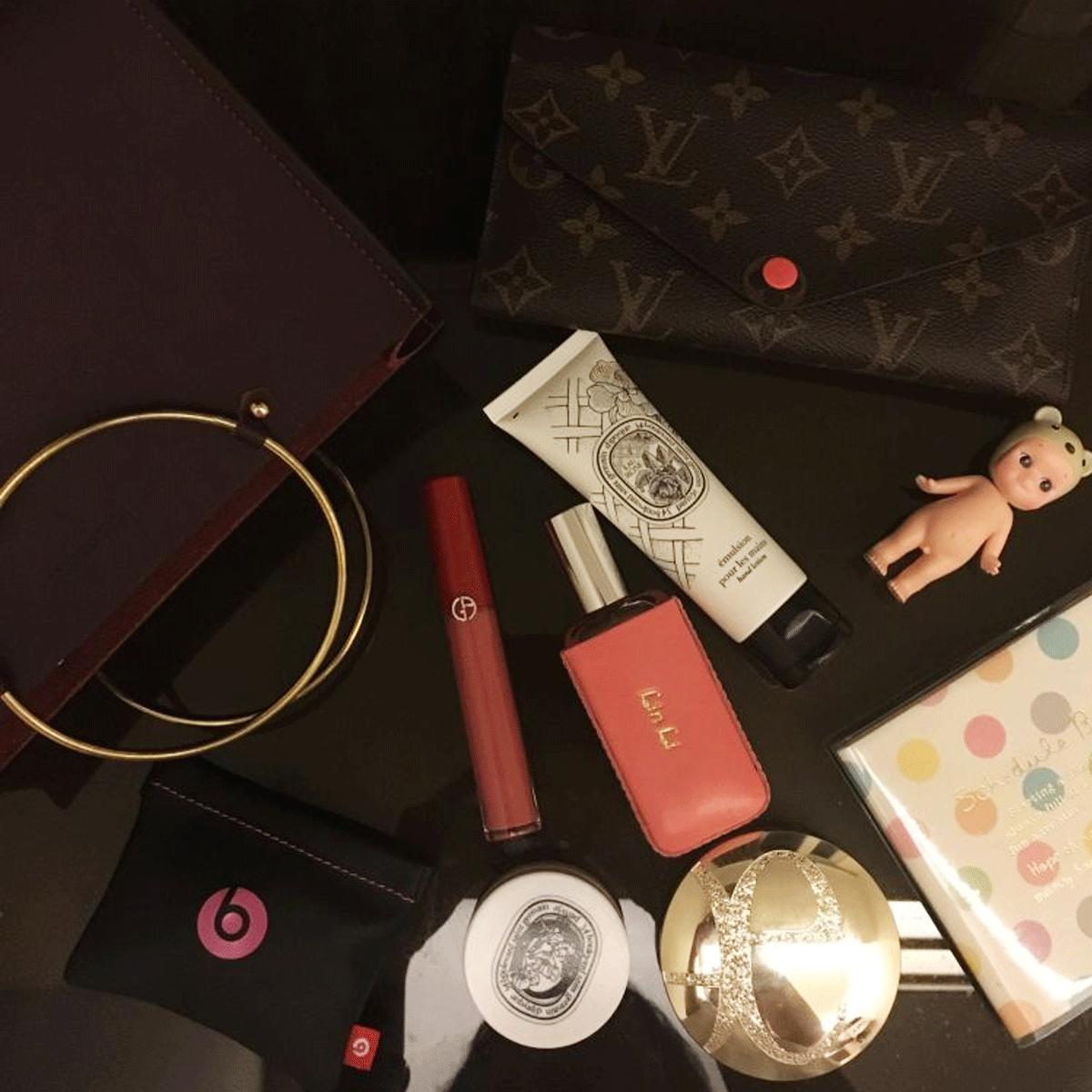 粉丝寄来了一箱包包,粉丝发来的包裹