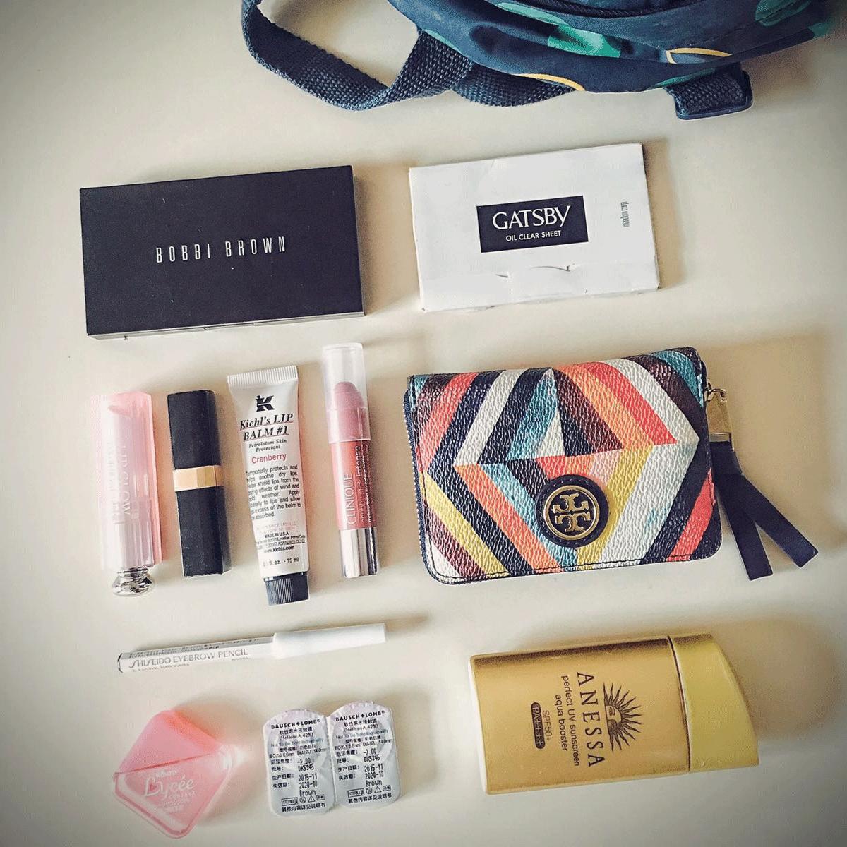 粉丝寄来了一箱包包,粉丝发来的包裹