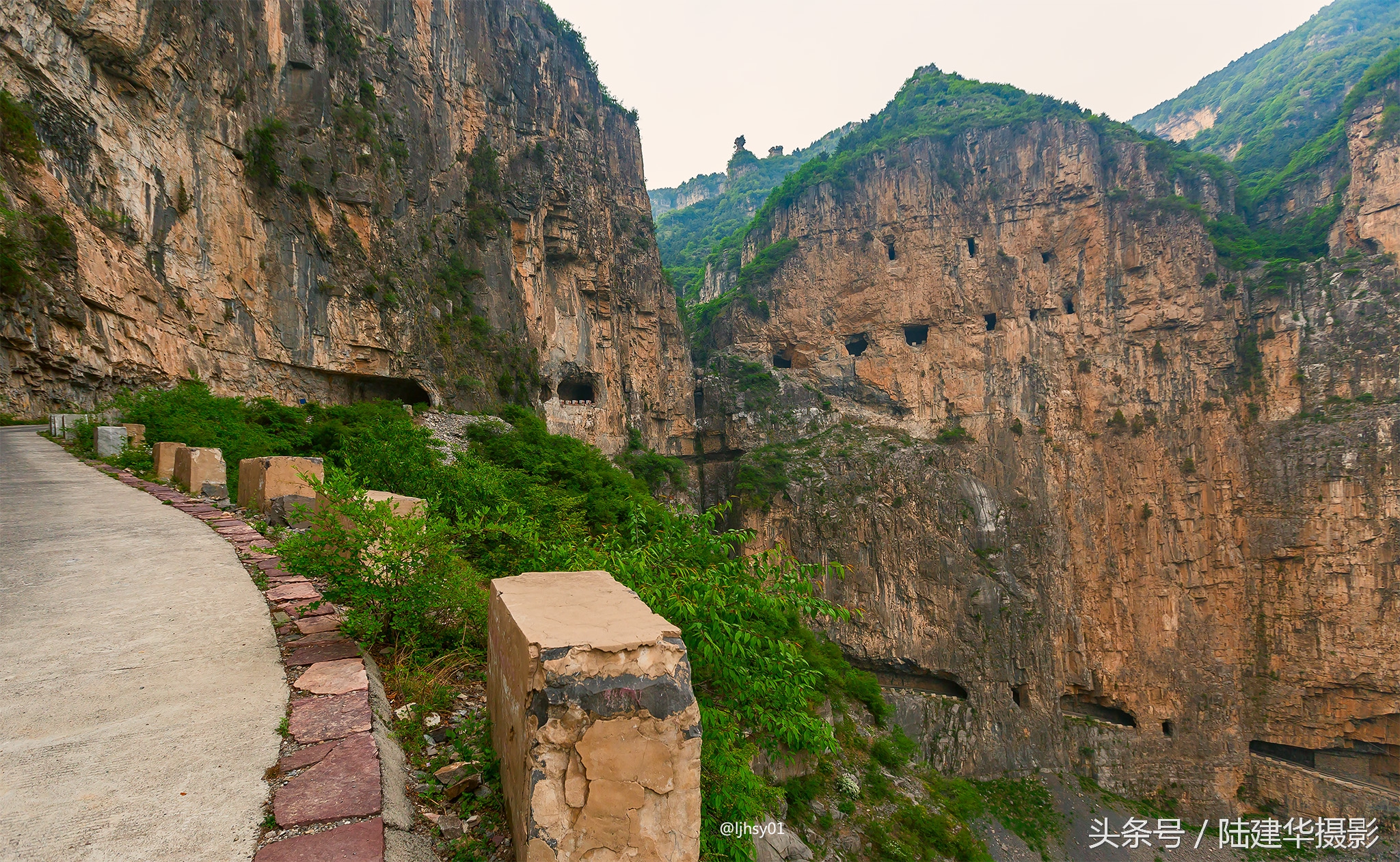 锡崖沟挂壁公路第一视角,锡崖沟悬崖上的挂壁公路