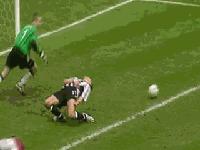 足球十大搞笑进球动图,足球搞笑进球动图gif图片