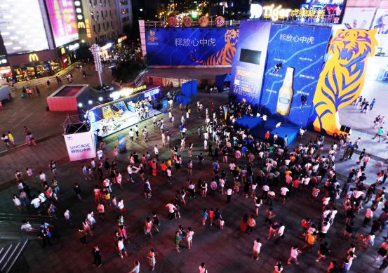 虎牌啤酒12米攀岩墙全国路演 放肆挑战 释放心中虎