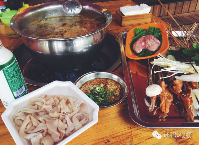 这个挨着成都建设巷的新新社区，看起来好像很好吃。