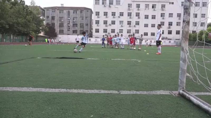 足球进校园的意义,足球进了校队