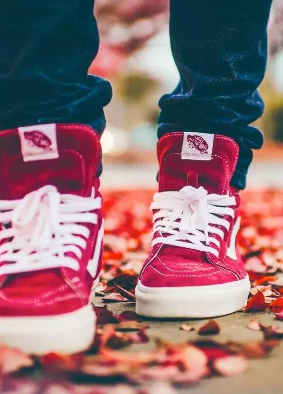 球鞋/最爱脚下那抹红，今夏潮人都得踩个它