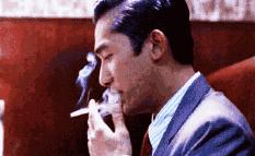 老牛吃嫩草!退休老警察凭什么获得年轻美少女疯狂垂青?