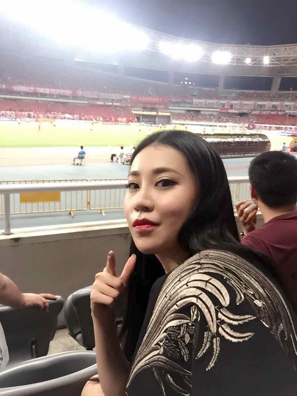 青岛纯生TS919啦啦宝贝现身参与亚冠决赛席琳成MVP颁奖