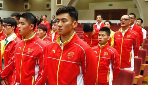 不要再说中国队服丑了明明时尚圈的西红柿炒蛋很美