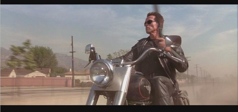 老牛吃嫩草!退休老警察凭什么获得年轻美少女疯狂垂青?