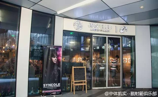 周末跟朋友喝点酒吃烧烤,周末聚会喝酒撸串