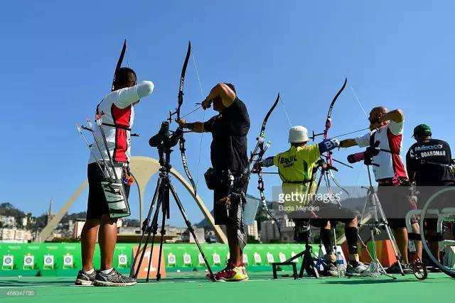 周末跟朋友喝点酒吃烧烤,周末聚会喝酒撸串