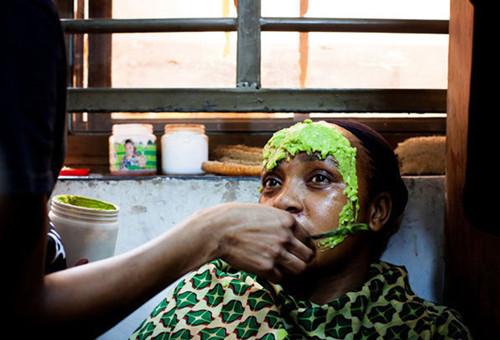 非洲人以白为美？花重金全身漂白比整容还疯狂！