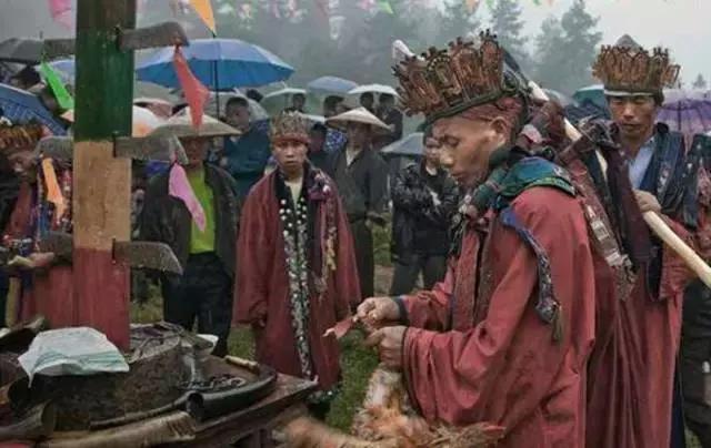 男子利用迷信骗女孩儿钱,男子以驱邪为名骗女友钱200万