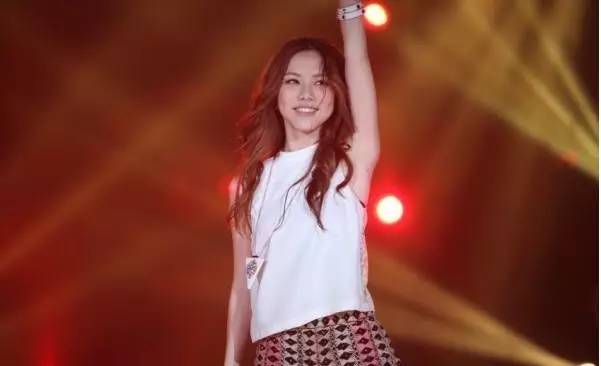 蜕变邓紫棋reaction,邓紫棋以前的样子vs现在的样子