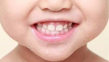 宝宝多大刷牙比较好,宝宝多大开始适合刷牙