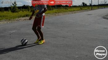 足球左扣右拨变向运球过人,足球变向摆脱技巧图解