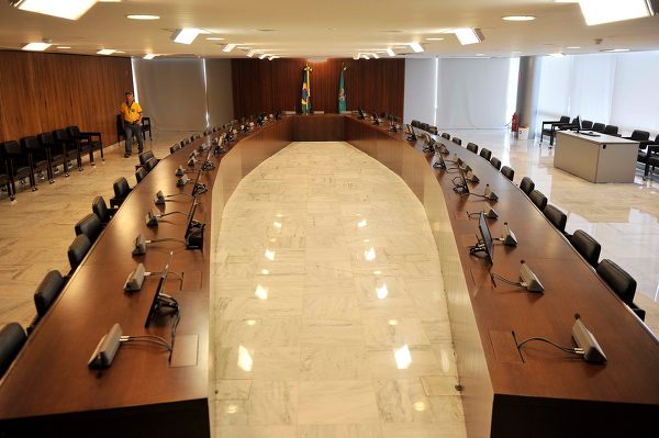 走进神秘的巴西总统府，黑衣警卫寸步不离