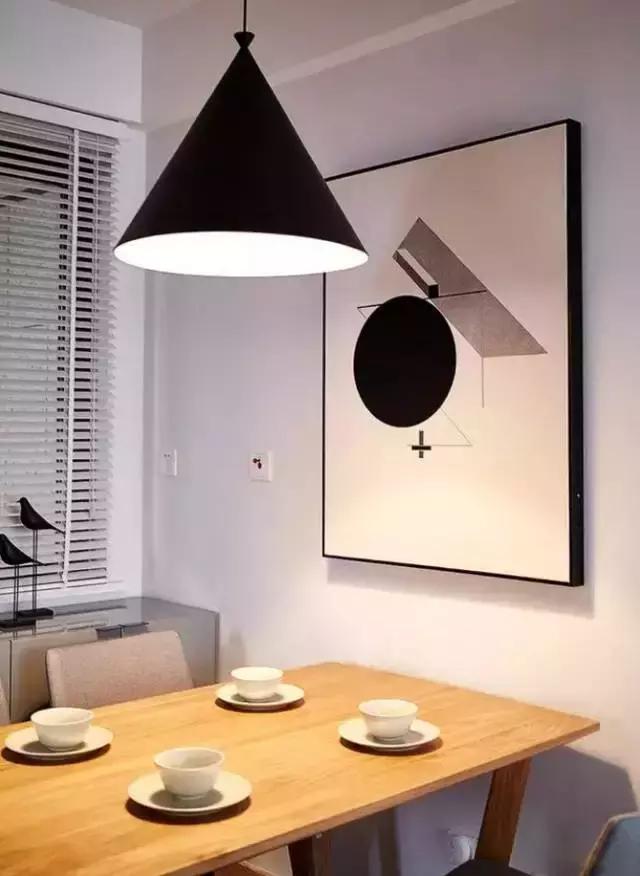 妻子非要这实木餐桌，要不然生活少了韵味！