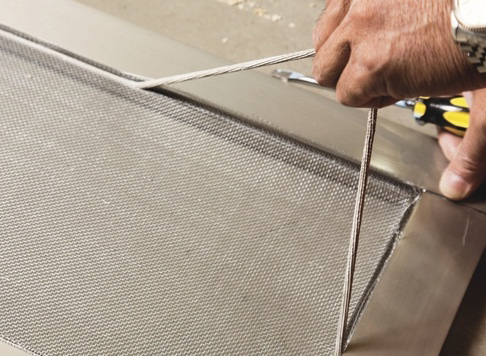 折叠隐形纱窗拆卸更换方法视频,伸缩式纱窗自己更换窗纱视频