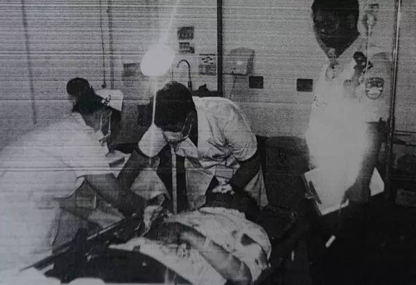 惨！南琴路一小车铲入大货车车底，车顶削平！司机颅骨骨折！