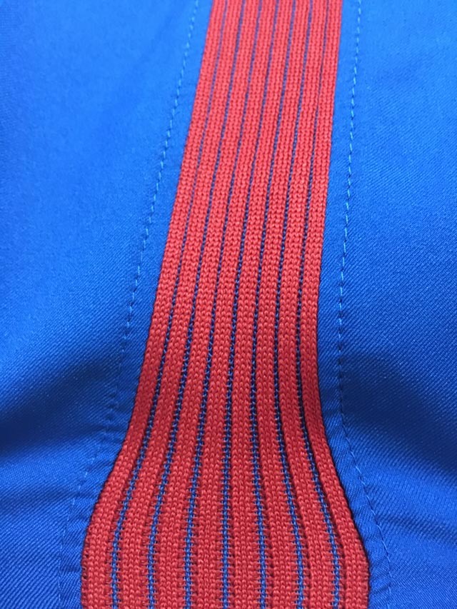 喏这就是梅西那件被摄影师撩走的短裤