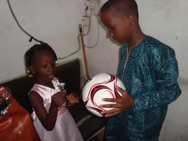 这颗足球居然惊动了奥巴马！还带给10000+孩子快乐！