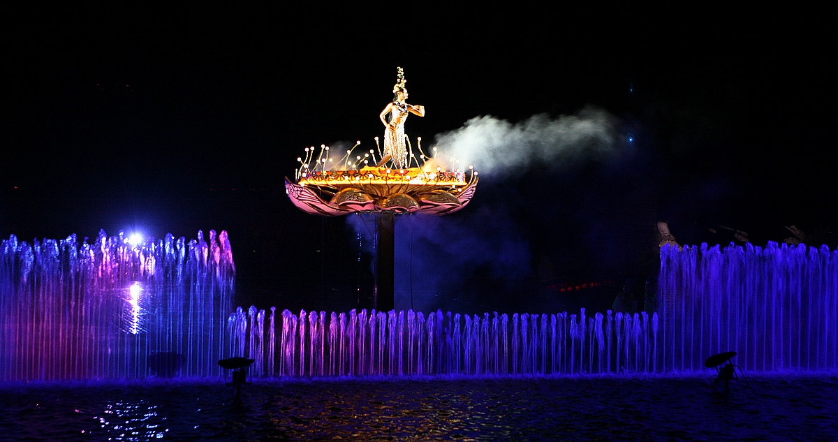 杨家有女初长成，三千宠爱在一身—《长恨歌》，内地版“水舞间”