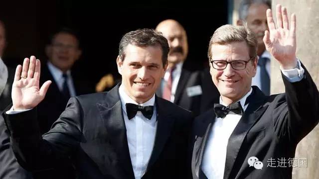 央视一姐嫁给青梅竹马的人,电视一姐