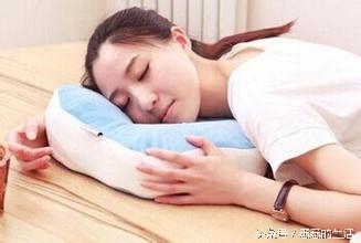 女孩身体长出鱼鳞,女孩醒来后发现自己长出鱼尾