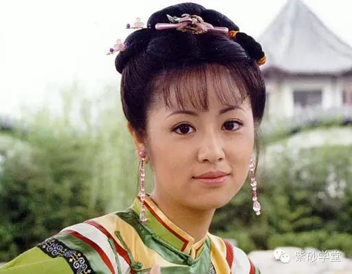 宽阔的茶盘上，与知己一起谈天论地