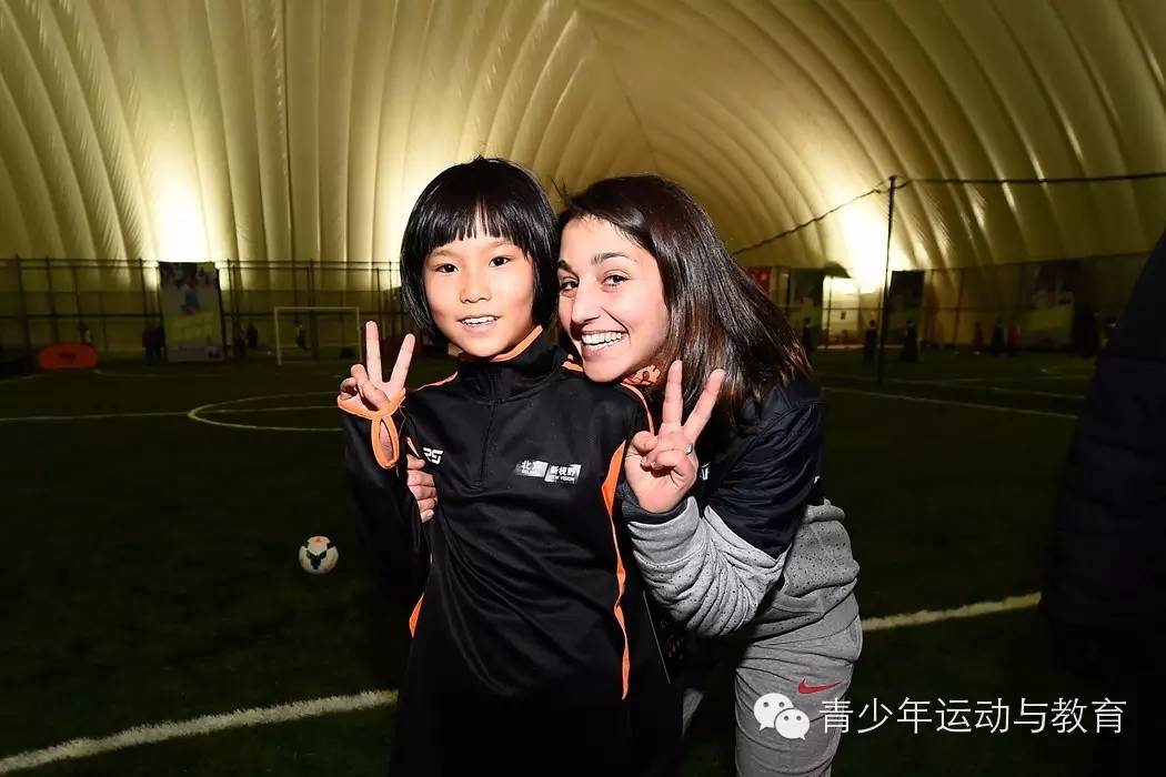 足球训练营冬训校园足球,扎根绿茵青训的“孩子王”外教