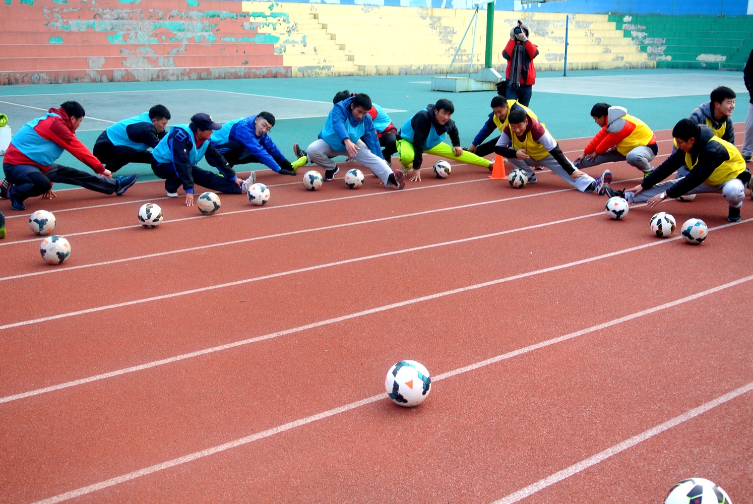 上好一节体育课分为几个步骤,高中第一节足球课该怎么上