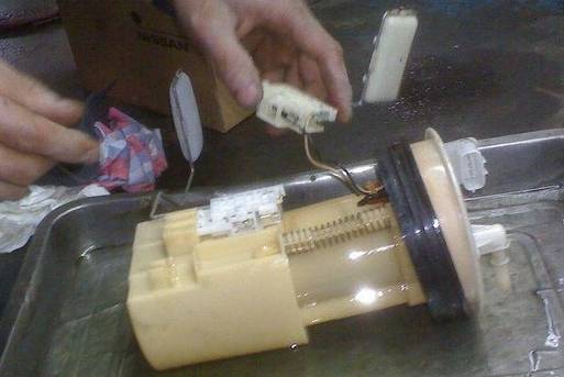 汽车油箱一格油都没了,油表显示满格但油箱没油