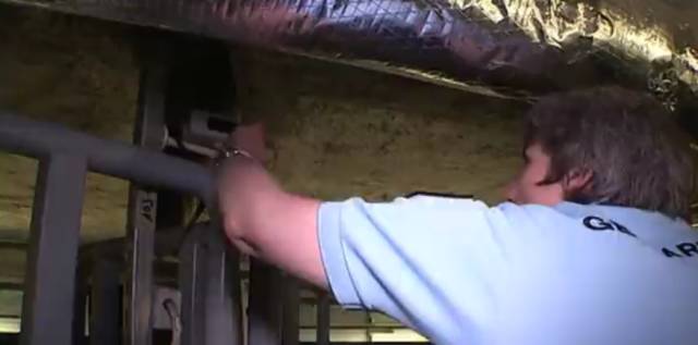 国外飞机上安检时丢失物品怎么办,坐飞机行李怎么放才不会被偷