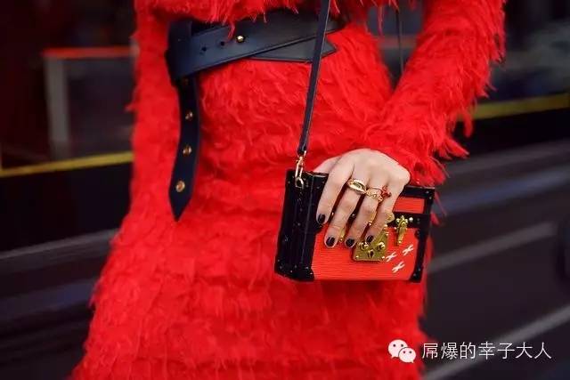 最时髦的人都在背两个包出门,最近都在背网红包包