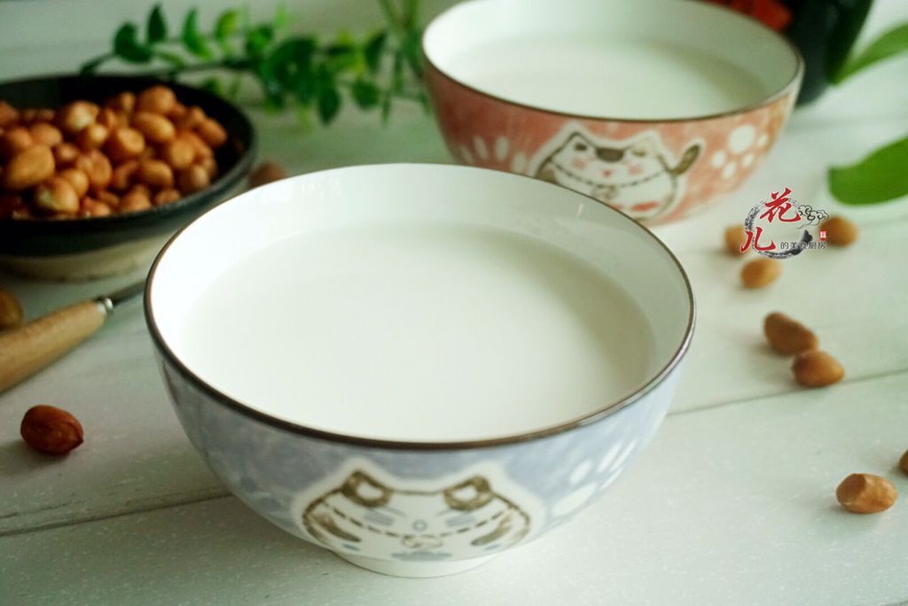 你在苍蝇馆子喝到的醇香又爽滑的花生露，咱在家用两元就能做一锅