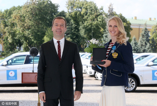 牛气！俄罗斯红场发宝马，普京保镖也有，女皇好羡慕