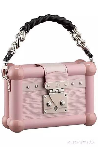 最时髦的人都在背两个包出门,最近都在背网红包包