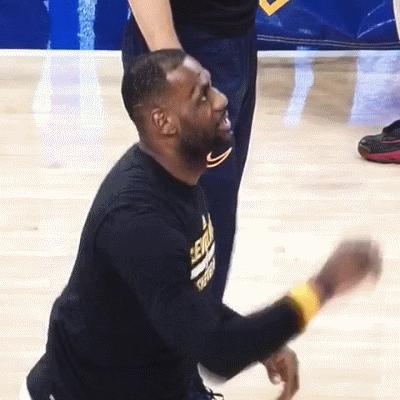 老詹被球砸转身看到格林,詹姆斯nba被球砸头搞笑场面